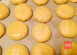 Illustration of how to make crispy skin, fresh meat and pickled mustard mooncakes 14