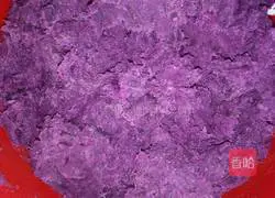 Illustration of how to make purple sweet potato filling mooncakes 2