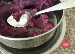 Purple Sweet Potato and Lotus Seed Mooncake Recipe Illustration 3