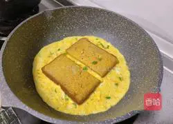 Illustration of how to make toast with eggs 8