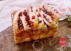 Illustration of making bean paste and cranberry toast 14