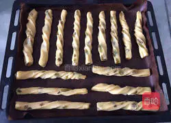 Illustration of how to make milk-flavored raisin biscuits 10