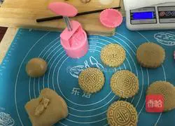 Cantonese egg yolk bean paste mooncake recipe 7