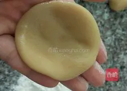 Illustration of how to make lotus paste and egg yolk mooncakes 9