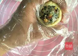 Illustration of how to make five-nut stuffed mooncakes 11