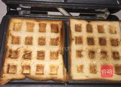 Illustration of how to make strawberry plaid toast 3