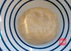 Illustration of how to make bean paste and egg yolk mooncakes 4