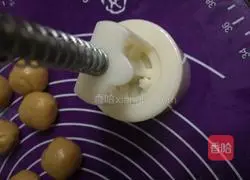 Illustration of how to make five-nut mooncakes 11