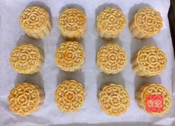 Illustration of how to make egg yolk mooncakes 11