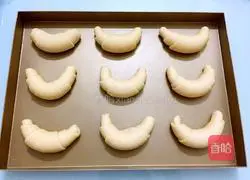 Illustration of how to make croissants 13