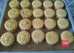 Illustration of how to make bean paste mooncakes 8