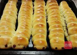 Illustration of how to make caterpillar bread 12