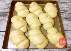 Illustration of how to make ham sausage bread 16