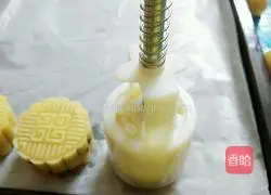 Illustration of how to make red bean filling mooncakes 9