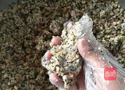 Illustration of how to make five-nut mooncake filling 9