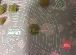 Illustration of how to make egg yolk and lotus paste mooncakes 3