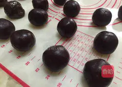 How to make Cantonese mooncakes with bean paste and egg yolk Illustration 6