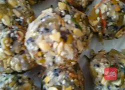 Illustration of making five-nut mooncakes 2