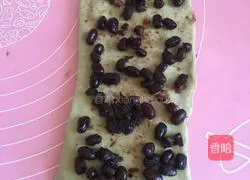 Illustration of how to make matcha honey bean toast 10