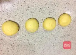 Illustration of how to make caterpillar bread 7