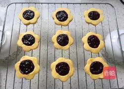 Illustration of how to make blueberry jam cookies 13