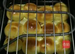 Illustration of how to make rose buns 18