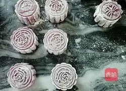 Illustration of how to make purple sweet potato flavored snowskin mooncakes 7