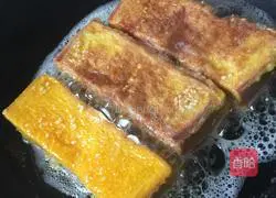 Illustration of how to wrap toast with eggs 4