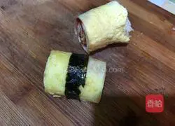 Illustration of how to make seaweed and meat floss toast rolls 8