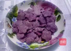 Illustration of how to make romantic purple flower cookies 11