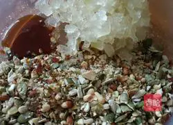 Illustration of how to make candied nut mooncake filling 1