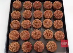 Illustration of how to make egg yolk mooncakes 12