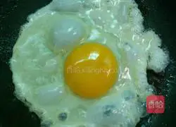 Illustration of how to make fried egg toast 4