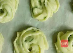Illustration of how to make green onion biscuits 13