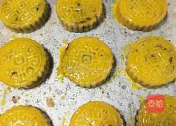 Illustration of how to make bean paste and egg yolk mooncakes 6