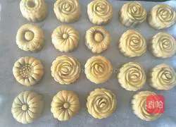Illustration of how to make egg yolk and bean paste mooncakes 15