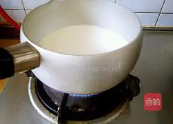 Illustration of how to make chocolate milk 4