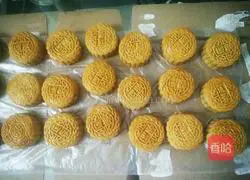 Illustration of how to make egg yolk and lotus paste mooncakes 18