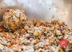 Illustration of how to make five-nut mooncake filling 6