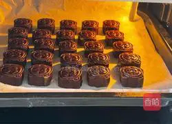 Illustration of how to make mini tiger mooncakes 11