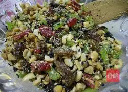 Illustration of how to make five-nut mooncake filling 4