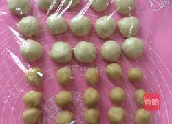 Illustration of how to make white sugar osmanthus mooncakes 9