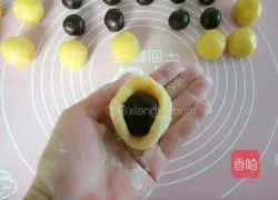 Illustration of how to make pumpkin mooncakes 9