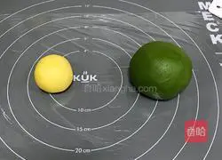 Illustration of how to make kiwi fruit shaped biscuits 8
