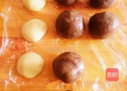 How to make egg yolk and white lotus paste mooncakes Illustration 5