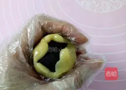 Illustration of how to make Cantonese mooncakes with red bean filling 7