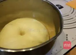 Illustration of how to make onion-flavored pork floss steak buns 6