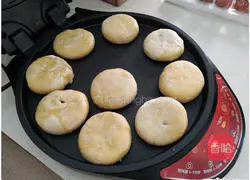 Illustration of how to make mooncakes with electric pan 10