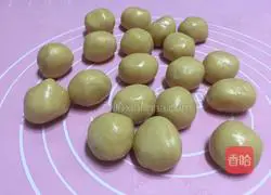 Illustration of how to make egg yolk and bean paste mooncakes 9
