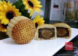 Illustration of how to make egg yolk and bean paste mooncakes 22